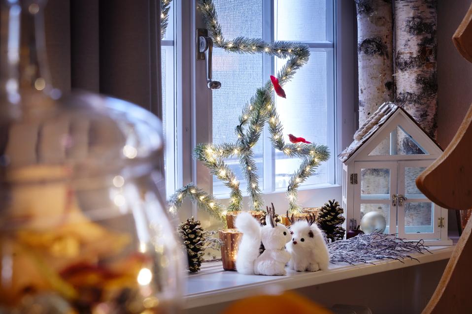 Dekoriertes Hotelzimmer zu Weihnachten