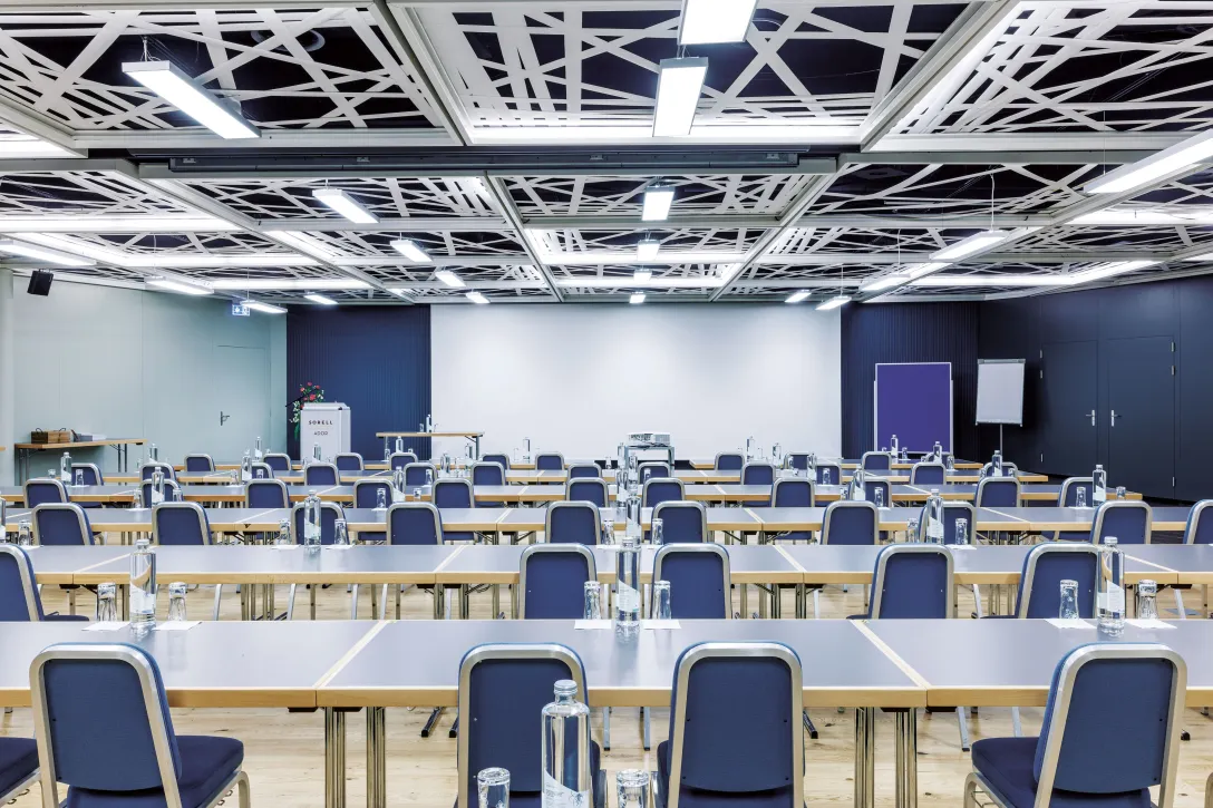 Seminarraum mit Tischen und Stühlen in einer Reihe