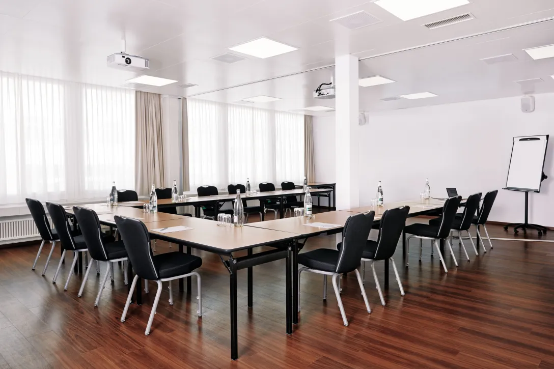Seminarraum mit Flipchart und in U-Form gestuhlt