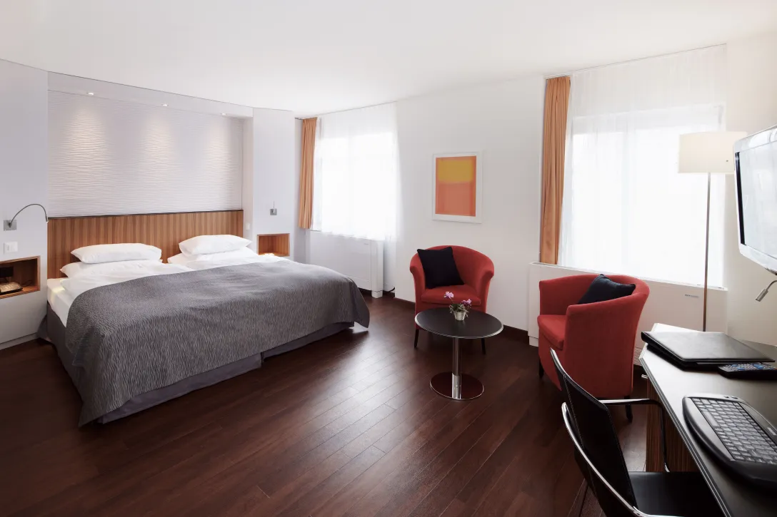 Sorell Hotel Rütli Standard Zweibettzimmer mit Sitzecke und Schreibtisch