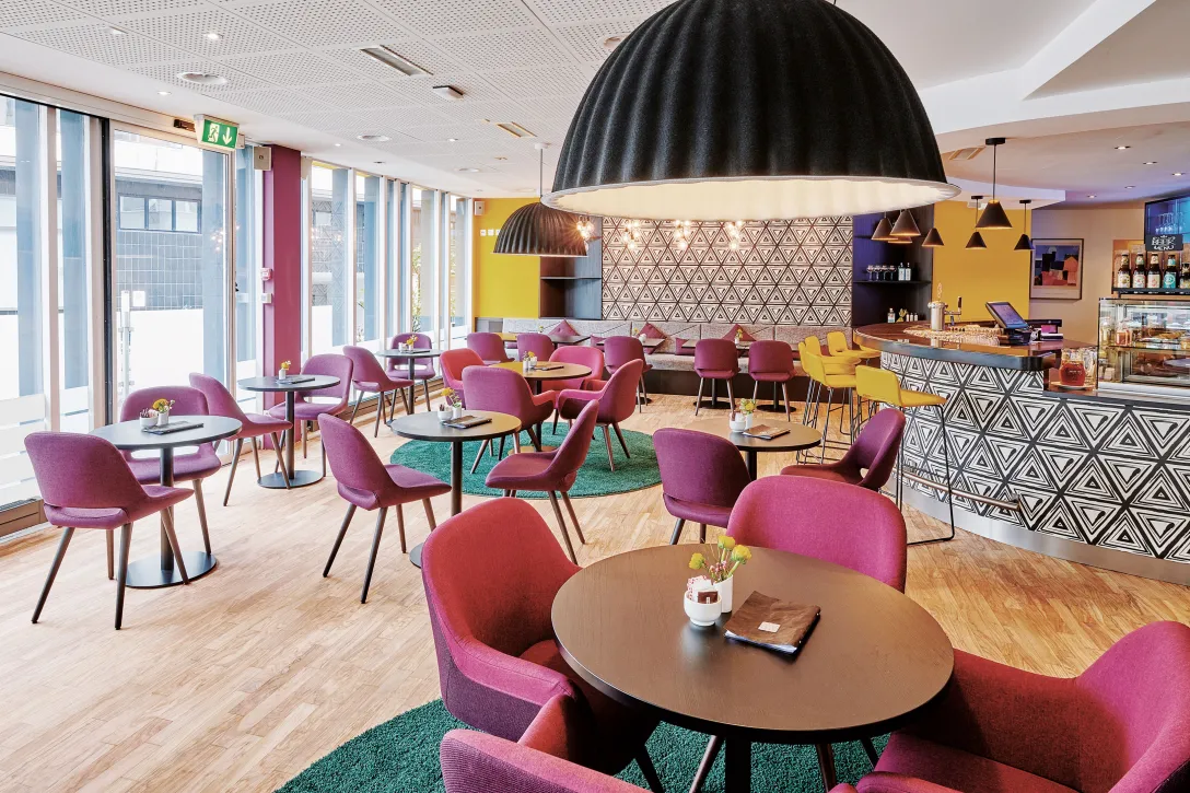 Recording of the reception and lounge at Hotel Ador