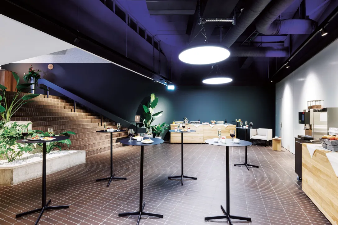 Apéro mit Stehtischen im Hotel Ador