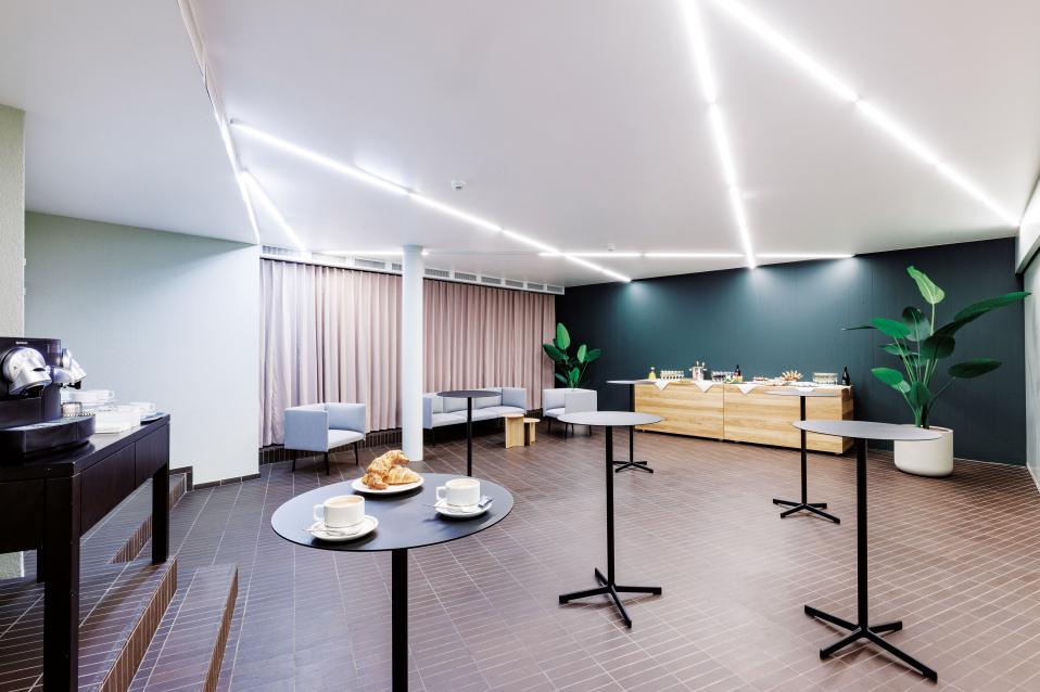 Foyer mit Stehtischen Kaffemaschine und Buffet 