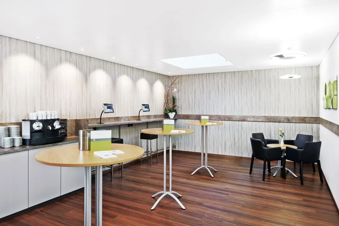 Kaffelounge mit Kaffemaschine und Sitzmöglichkeiten