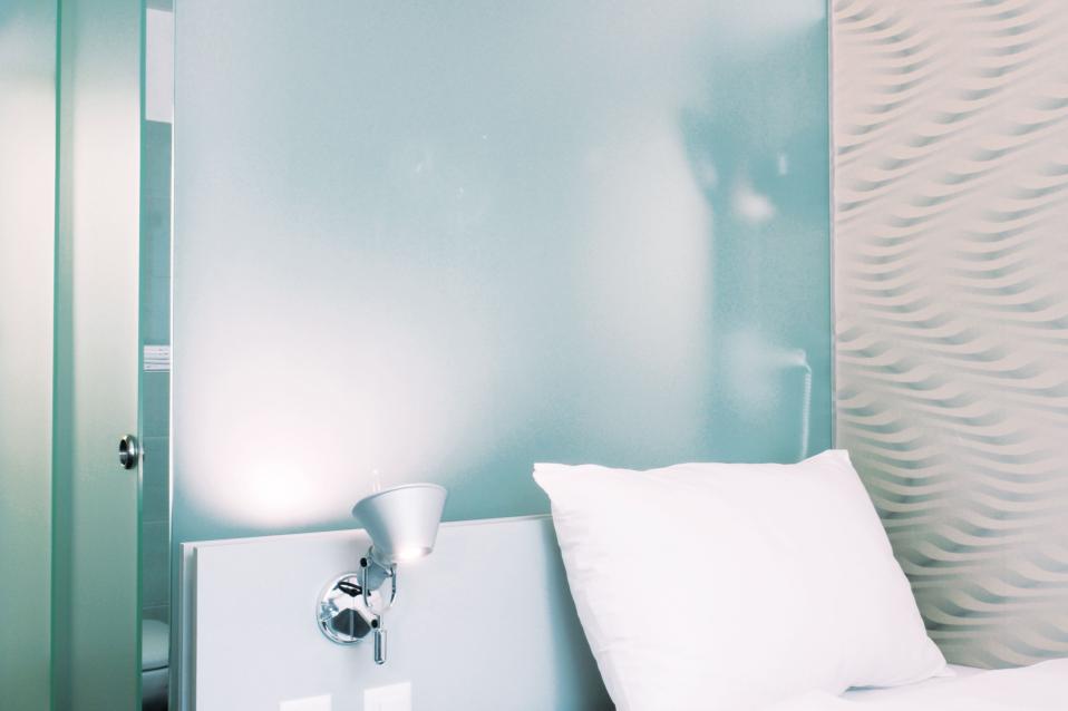 Sorell Hotel Ador Business Einzelzimmer Badezimmer mit Dusche