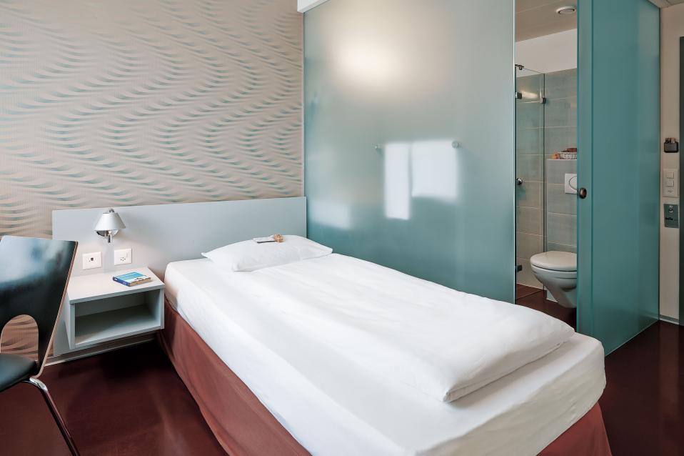 Sorell Hotel Ador Business Einzelzimmer mit Schreibtisch