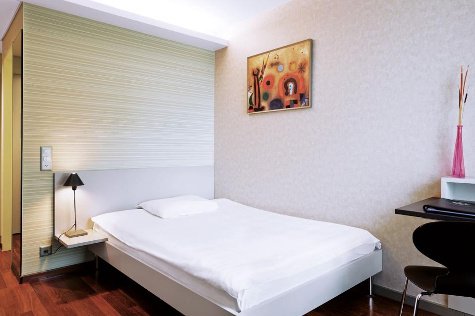 Sorell Hotel Ador Standard Einzelzimmer Grand Lit mit Schreibtisch