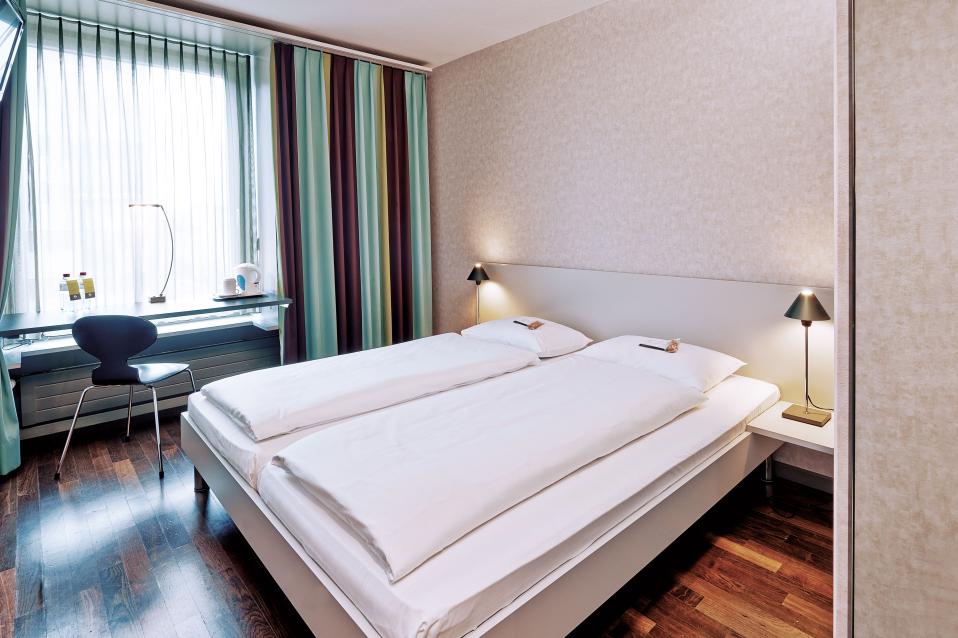 Sorell Hotel Ador Standard Doppelzimmer mit Schreibtisch