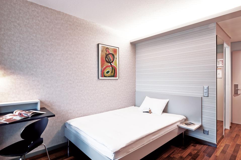 Sorell Hotel Ador Standard Einzelzimmer Grand Lit mit Schreibtisch