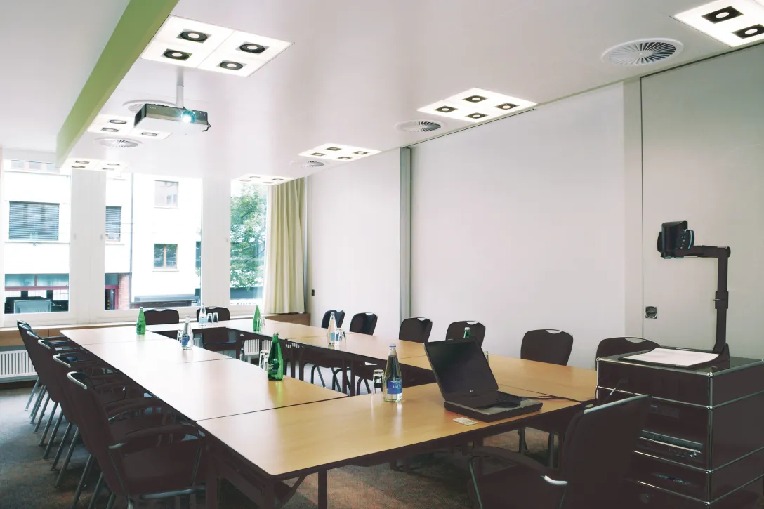 Seminarraum mit Tischen und Stühlen