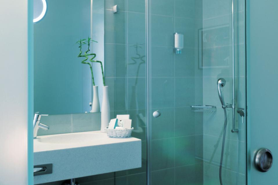 Sorell Hotel Ador Business Dreibettzimmer Badezimmer mit Dusche