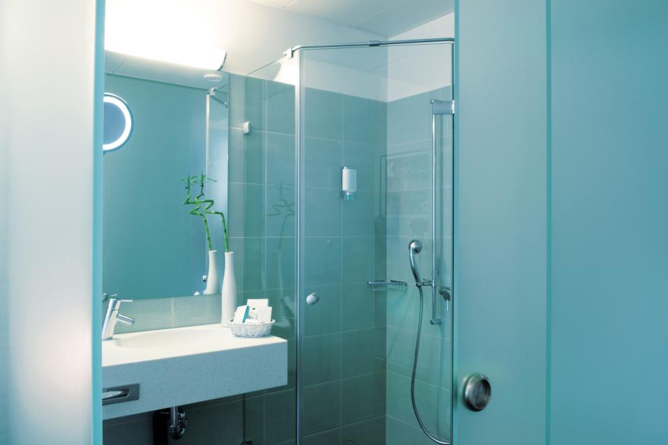 Sorell Hotel Ador Business Einzelzimmer Badezimmer mit Dusche