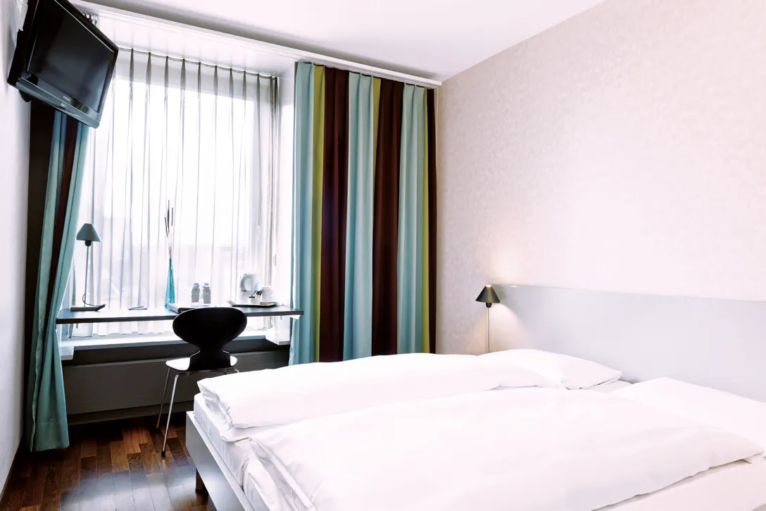 Sorell Hotel Ador Standard Doppelzimmer mit Schreibtisch