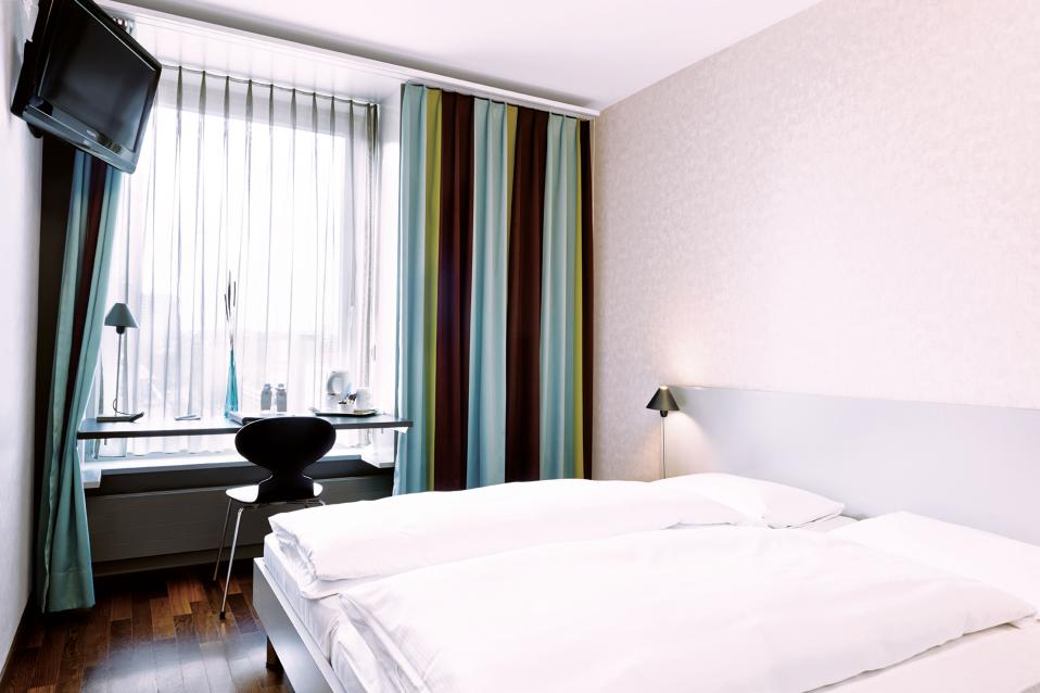 Sorell Hotel Ador Standard Doppelzimmer mit Schreibtisch