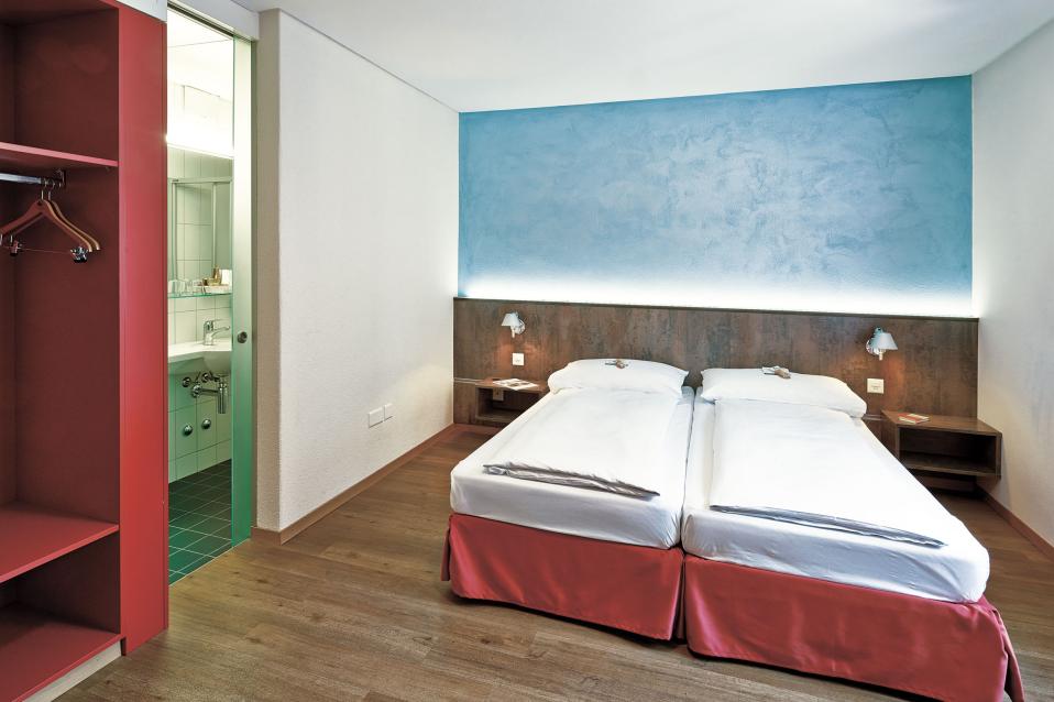 Sorell Hotel Arabelle Zweibettzimmer mit Garderobe