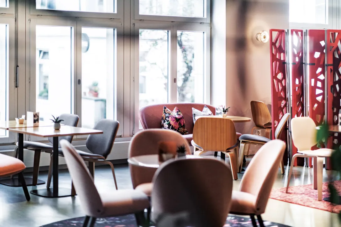 Tische und Lounge im Sorell Hotel City Weissenstein