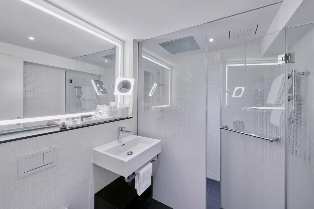Sorell Hotel Krone Standard Doppelzimmer Badezimmer Regendusche