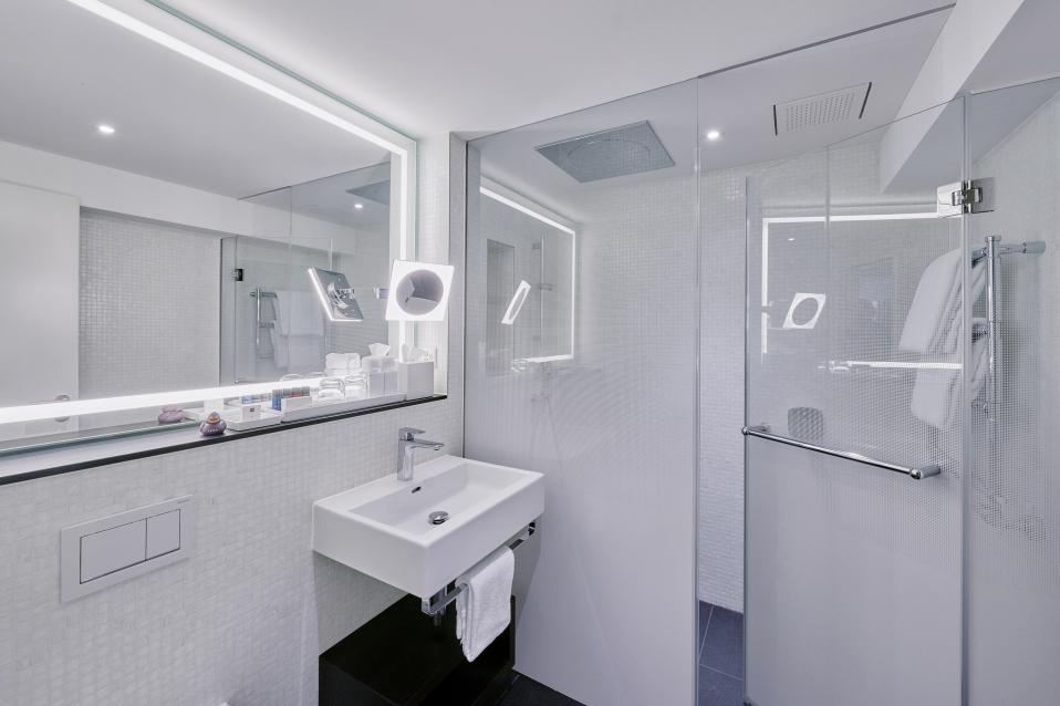 Sorell Hotel Krone Standard Doppelzimmer Badezimmer Regendusche