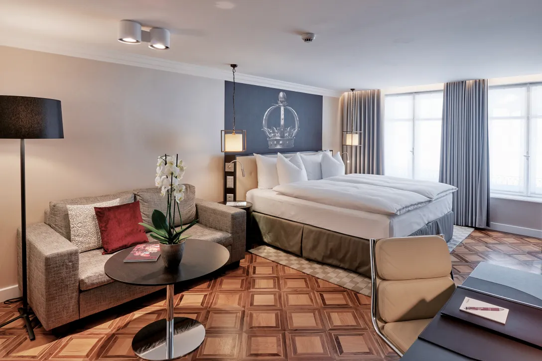 Sorell Hotel Krone Superior Doppelzimmer mit Sitzecke und Schreibtisch