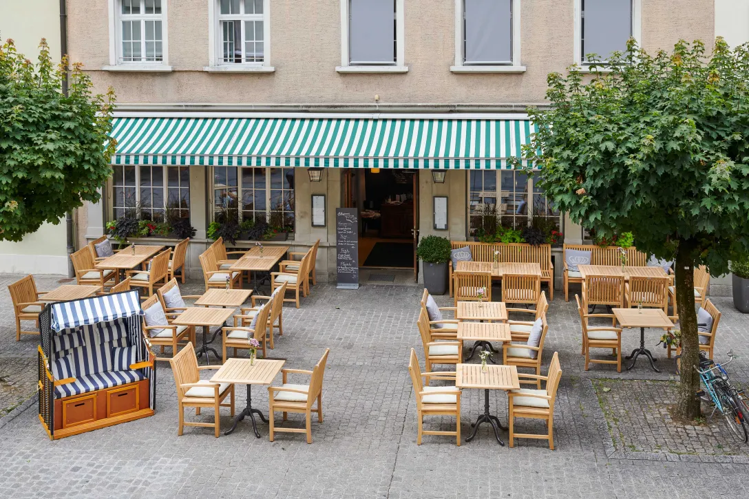 Terrasse mit Tischen und Sitzecke des Hotels Krone
