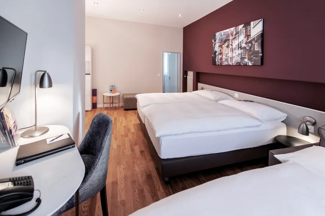 Sorell Hotel Rex Familienzimmer mit Schreibtisch