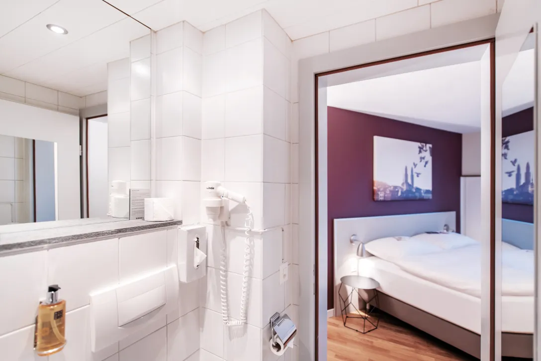 Sorell Hotel Rex Standard Zweibettzimmer Badezimmer mit Dusche