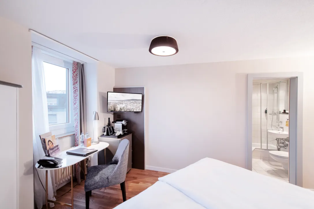 Sorell Hotel Rex Standard Zweibettzimmer Queen mit Schreibtisch