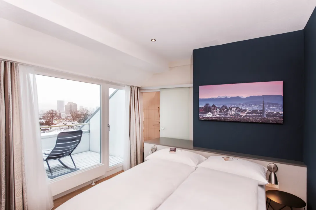 Sorell Hotel Rex Superior Doppelzimmer Queen mit Balkon und Liegestuhl