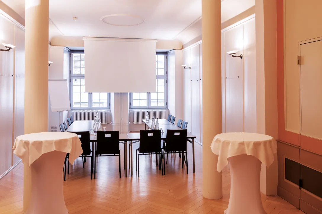 Aufnahme des bestuhlten Kuppelraums im Hotel Rüden