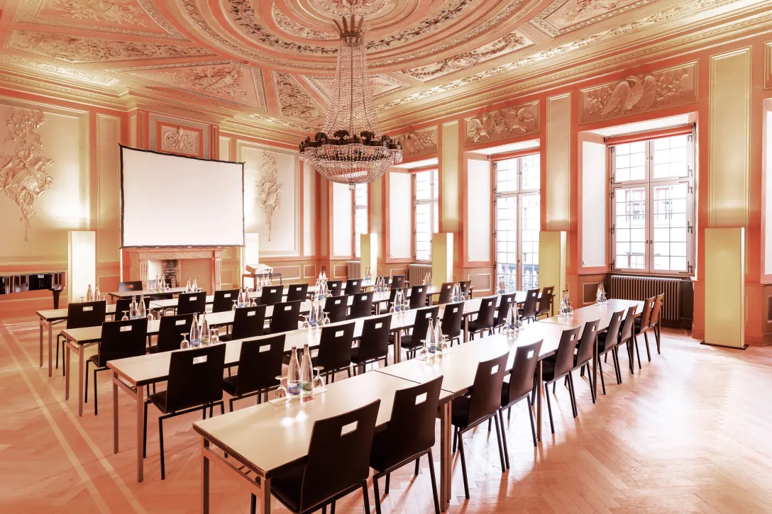 Bestuhlter Zunftsaal im Hotel Rüden