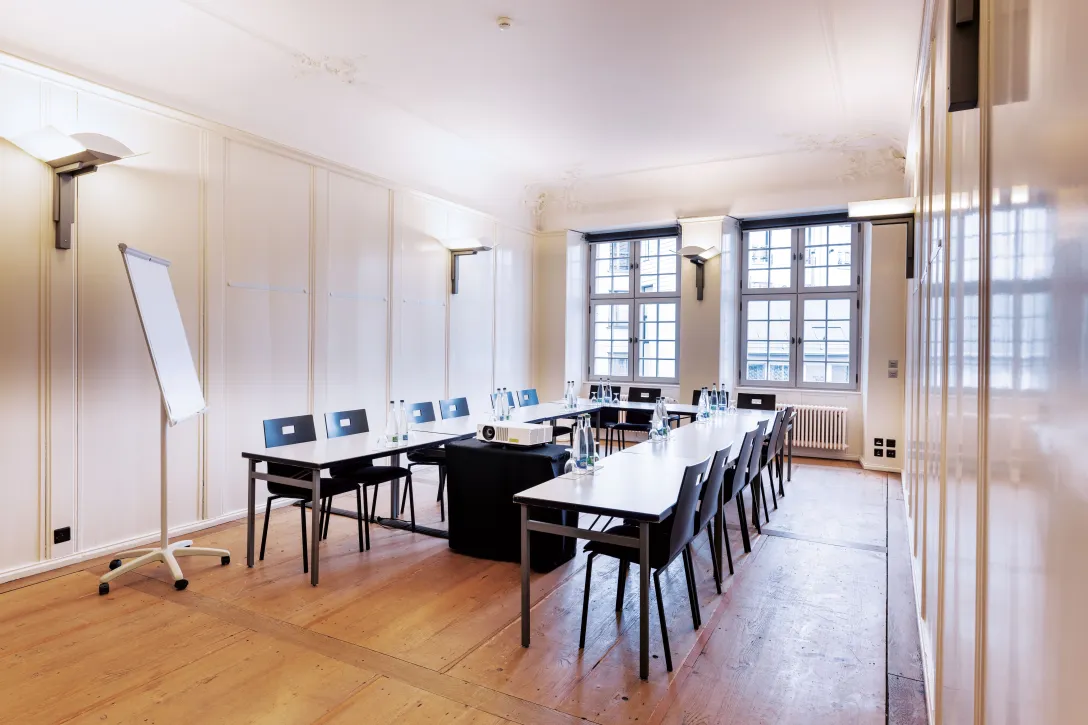 Aufnahme des Seminarraums mit Bestuhlung für Meetings