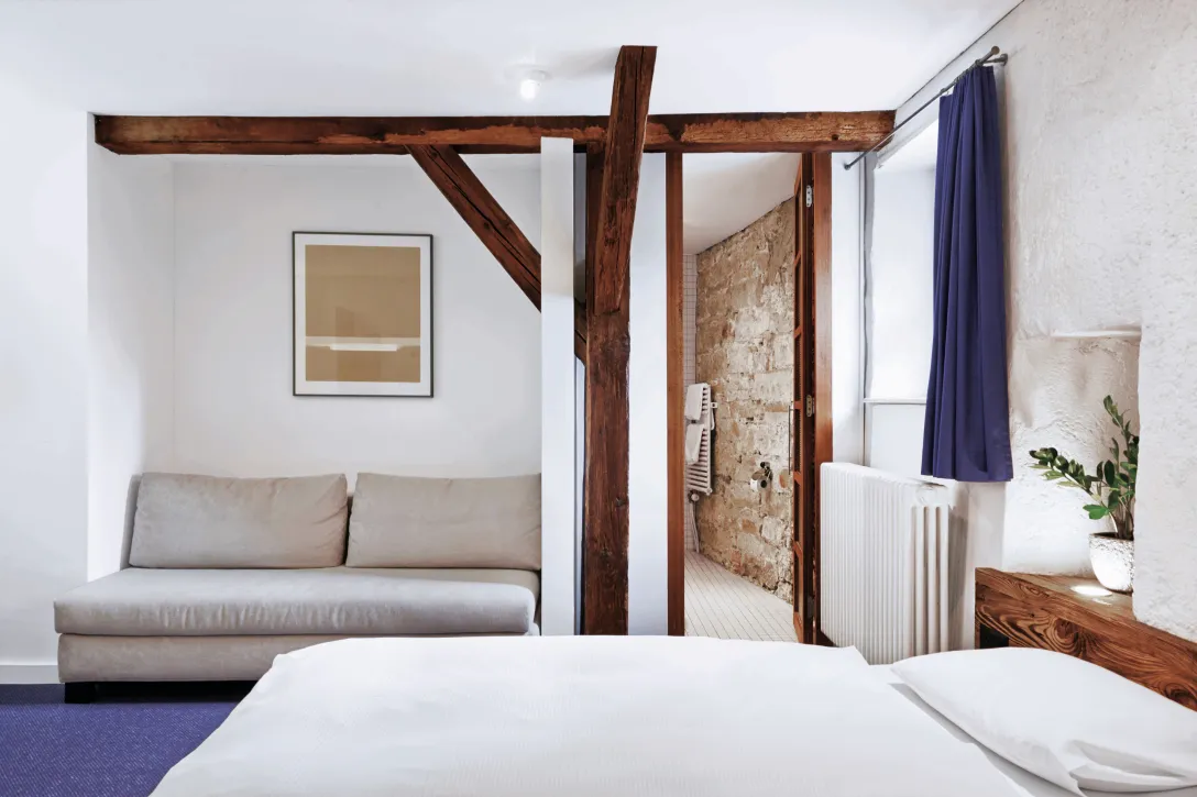 Sorell Hotel Rüden Superiorzimmer mit Schreibtisch und Sitzecke