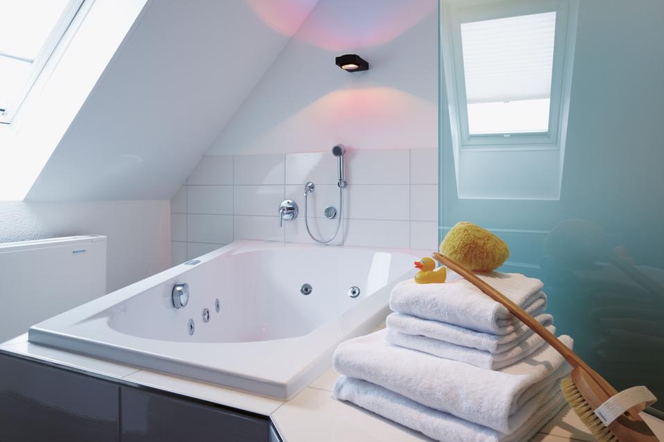 Sorell Hotel Rütli Standard Dopelzimmer King Badezimmer mit Badewanne