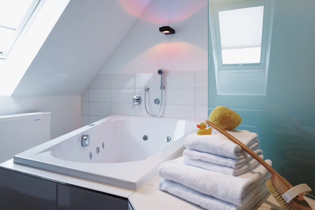 Sorell Hotel Rütli Standard Zweibettzimmer Badezimmer mit Badewanne