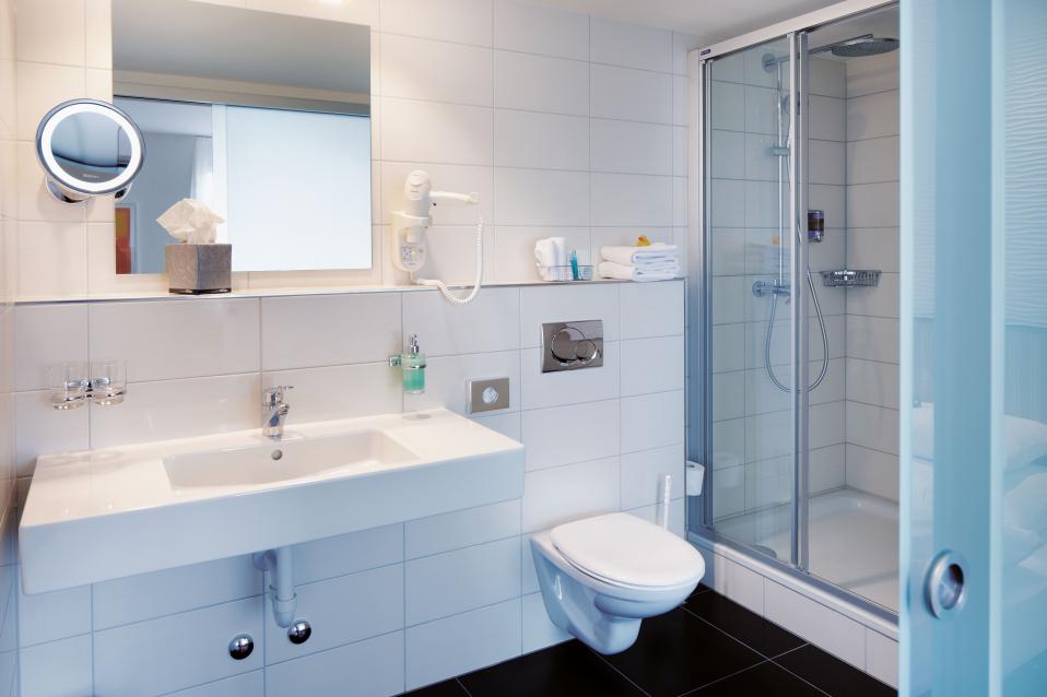 Sorell Hotel Rütli Standard Zweibettzimmer Badezimmer mit Dusche