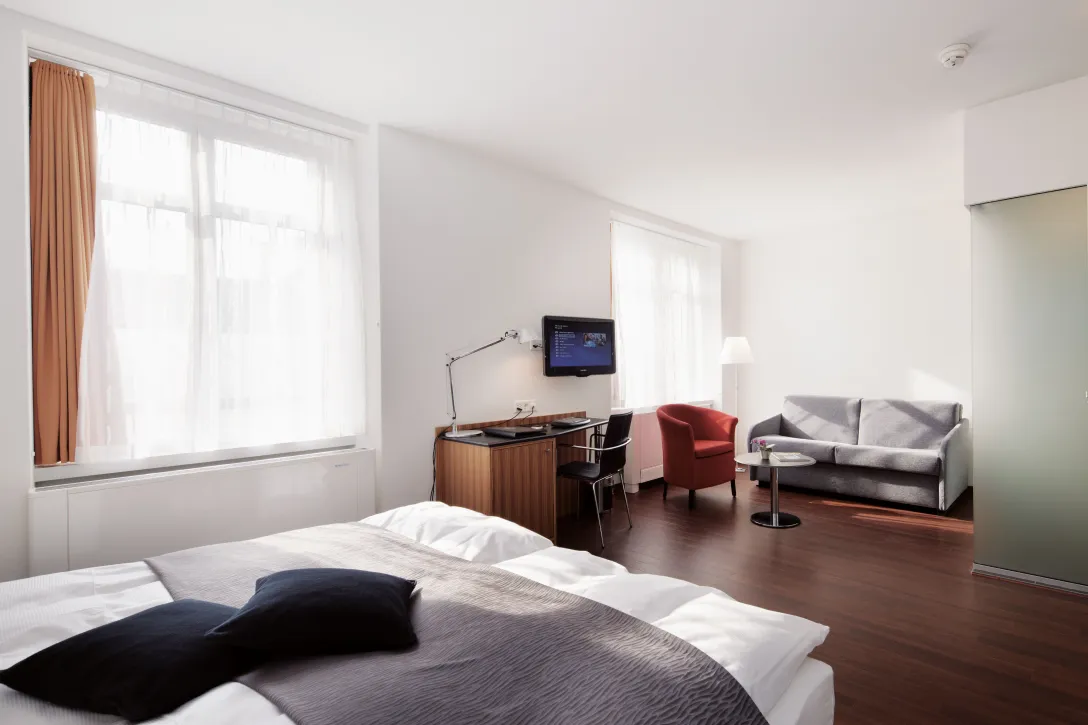 Sorell Hotel Rütli Standard Zweibettzimmer mit Sitzecke und Schreibtisch