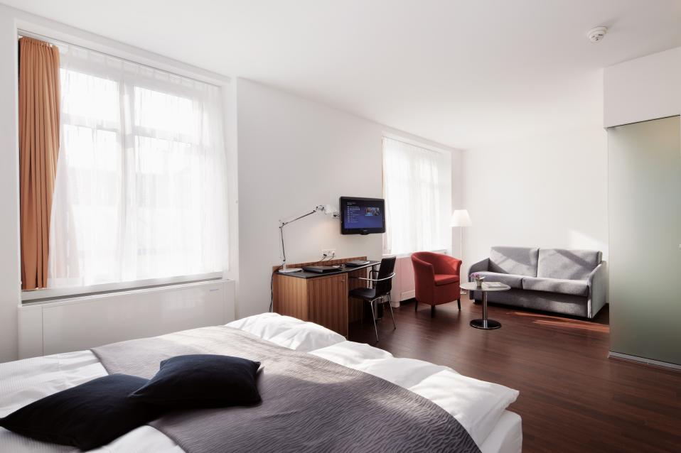 Sorell Hotel Rütli Standard Zweibettzimmer mit Sitzecke und Schreibtisch