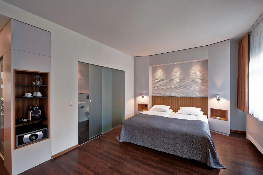 Sorell Hotel Rütli Standard Zweibettzimmer mit Sitzecke und Schreibtisch
