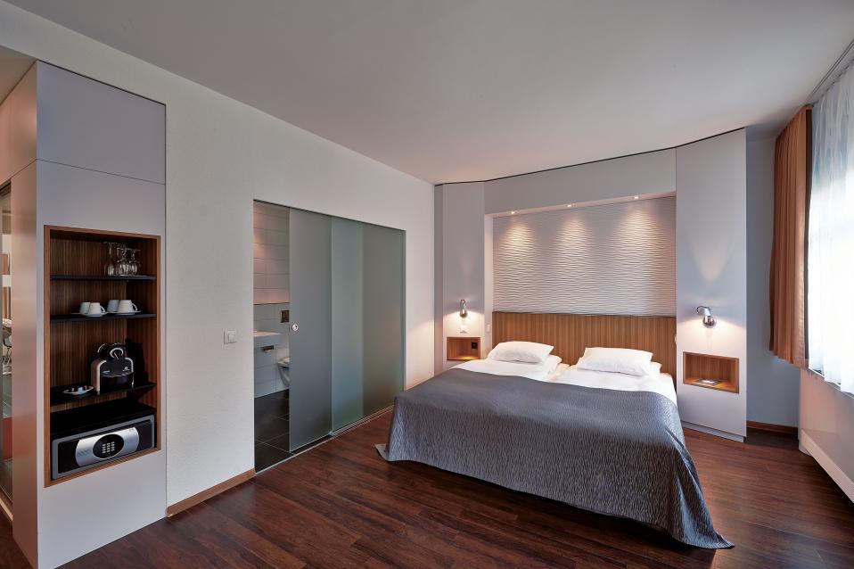 Sorell Hotel Rütli Standard Zweibettzimmer mit Sitzecke und Schreibtisch