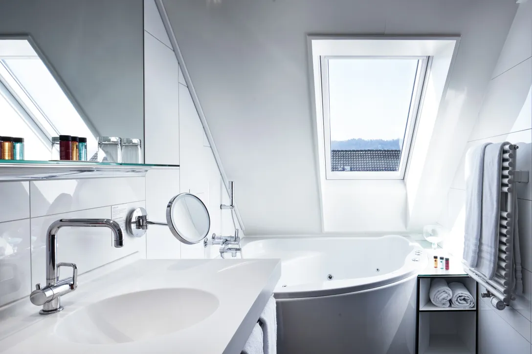 Deluxe Doppelzimmer mit Badewanne im Sorell Hotel Seefeld in Zürich