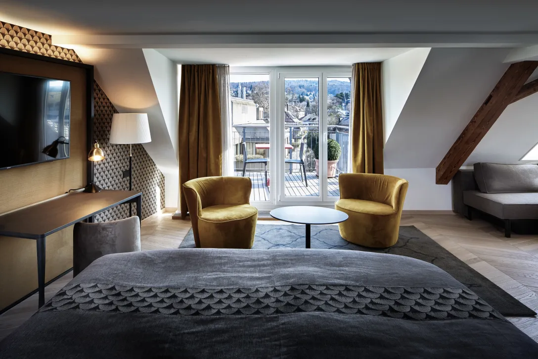 Deluxe Doppelzimmer mit Sitzecke und Balkon im Sorell Hotel Seefeld in Zürich