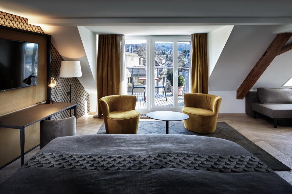 Deluxe Doppelzimmer mit Sitzecke und Balkon im Sorell Hotel Seefeld in Zürich