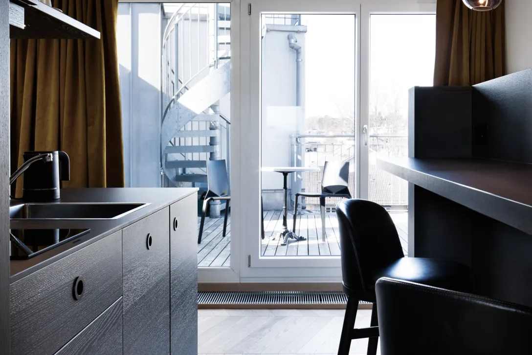 Deluxe Doppelzimmer mit Küchenzeile und Terrasse im Sorell Hotel Seefeld in Zürich