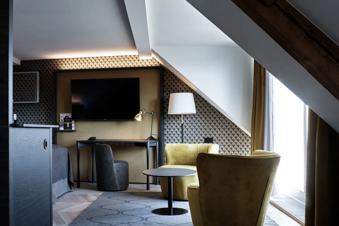 Deluxe Doppelzimmer mit Sitzecke und Schreibtisch im Sorell Hotel Seefeld in Zürich