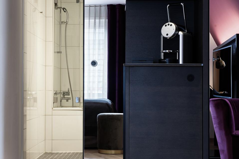 Standard Doppelzimmer mit Queen Bett im Sorell Hotel Seefeld in Zürich
