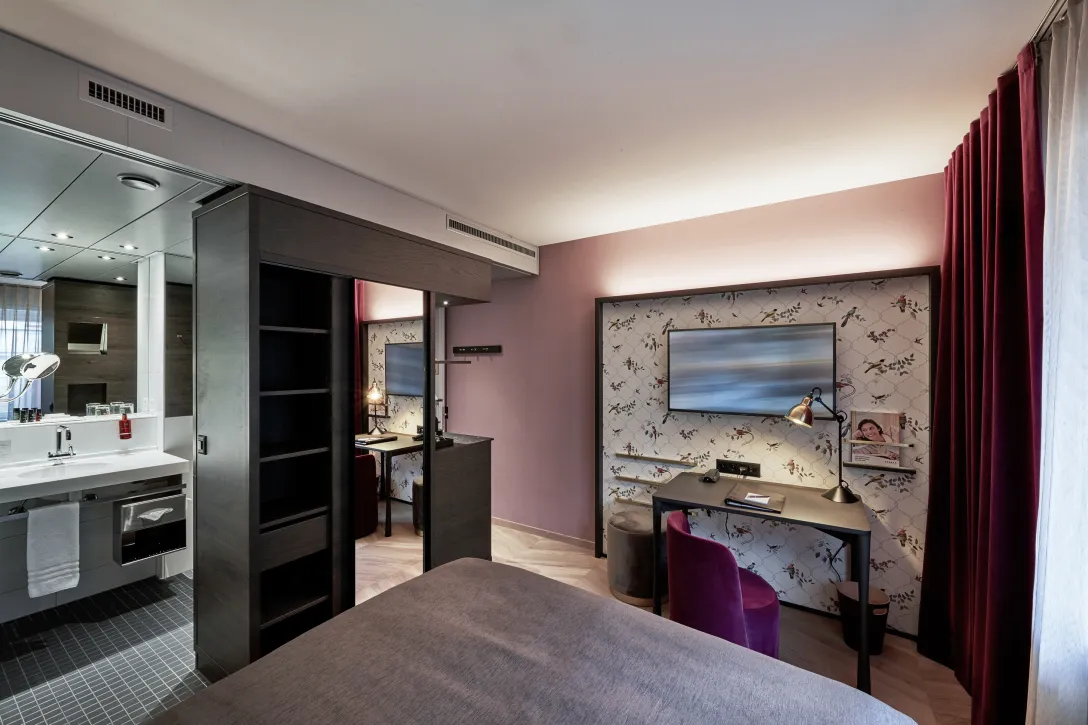 Standard Doppelzimmer mit Queen Bett und Schreibtisch im Sorell Hotel Seefeld in Zürich