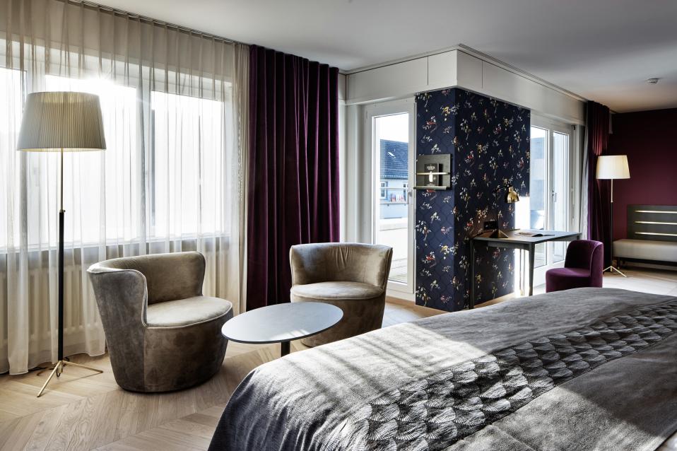 Superior Doppelzimmer mit Sitzecke im Sorell Hotel Seefeld in Zürich