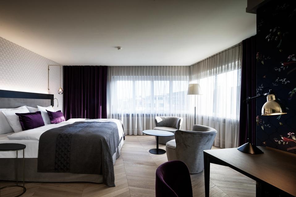 Superior Doppelzimmer mit Sitzecke im Sorell Hotel Seefeld in Zürich