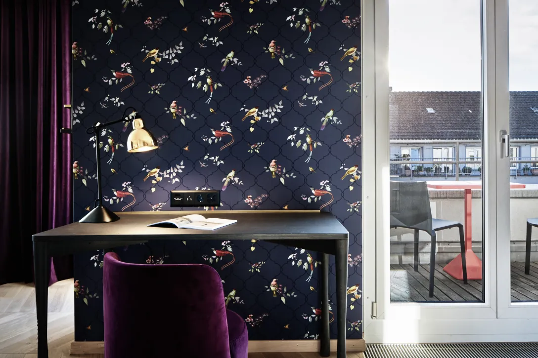 Superior Doppelzimmer mit Schreibtisch und Balkon im Sorell Hotel Seefeld in Zürich