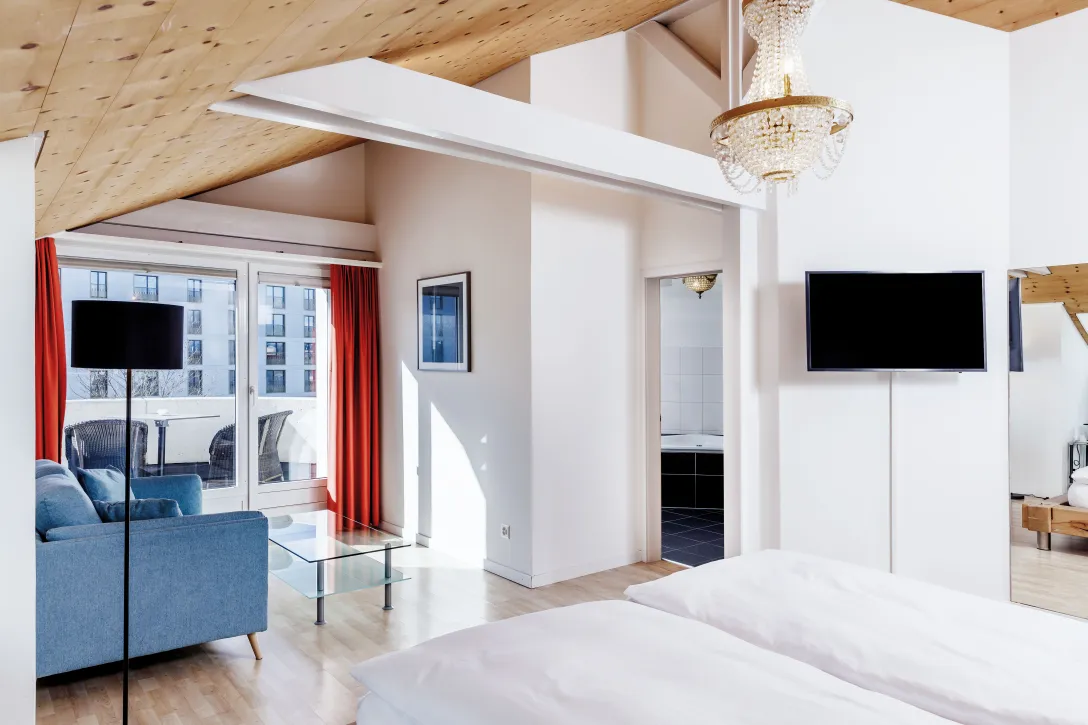 Sorell Hotel Sonnental Doppelzimmer mit Whirlpool und Sitzecke mit Balkon